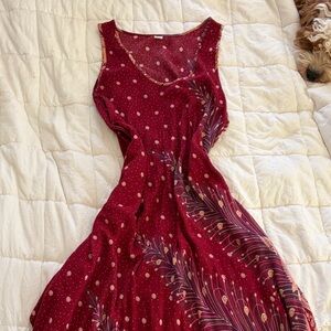 Chic Burgundy Maxi Dress with Feather Print